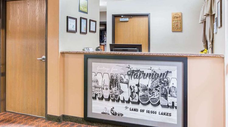 Super 8 Fairmont Lobby
