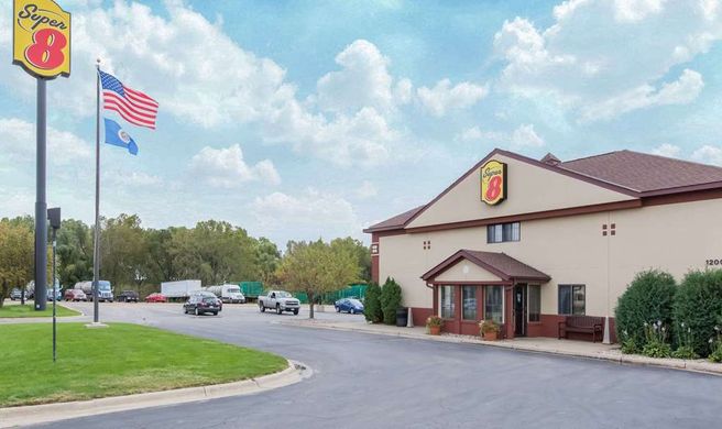 Super 8 Fairmont Exterior