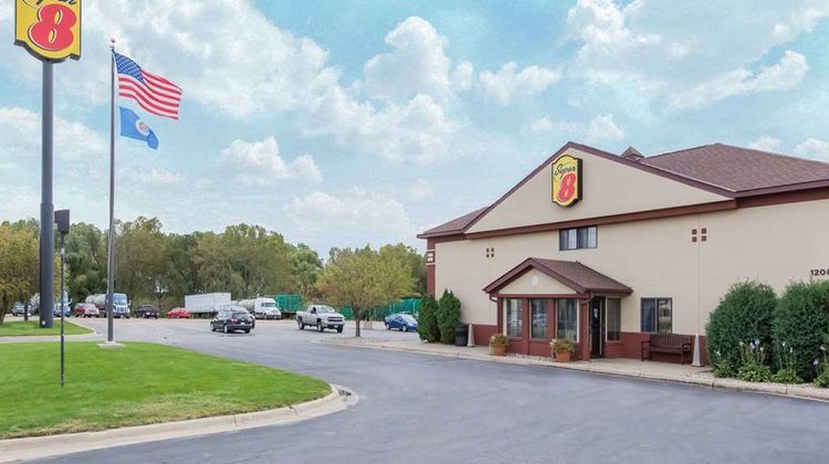 Super 8 Fairmont Exterior