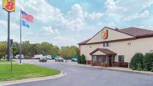 Super 8 Fairmont
