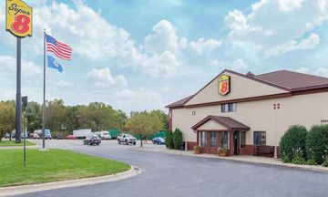 Super 8 Fairmont
