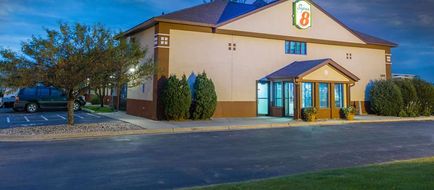 Super 8 Fairmont Exterior