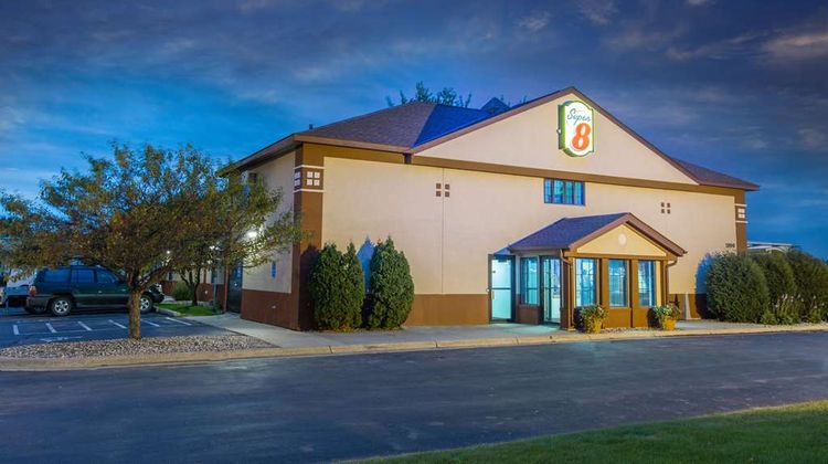 Super 8 Fairmont Exterior