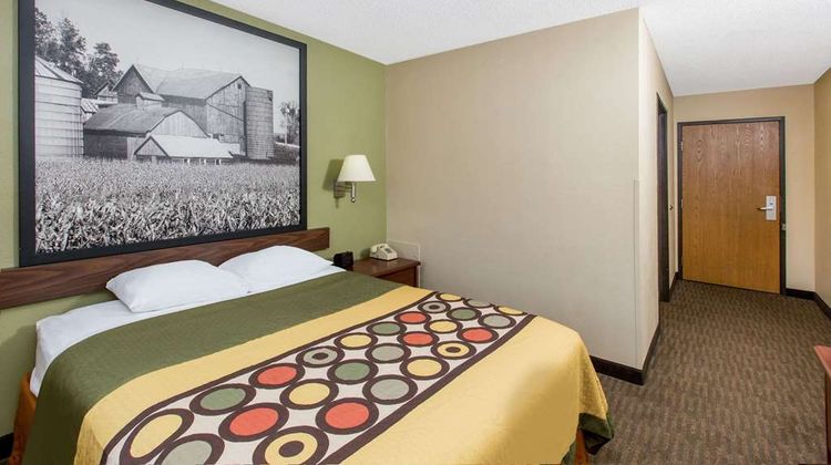 Super 8 Fairmont Room
