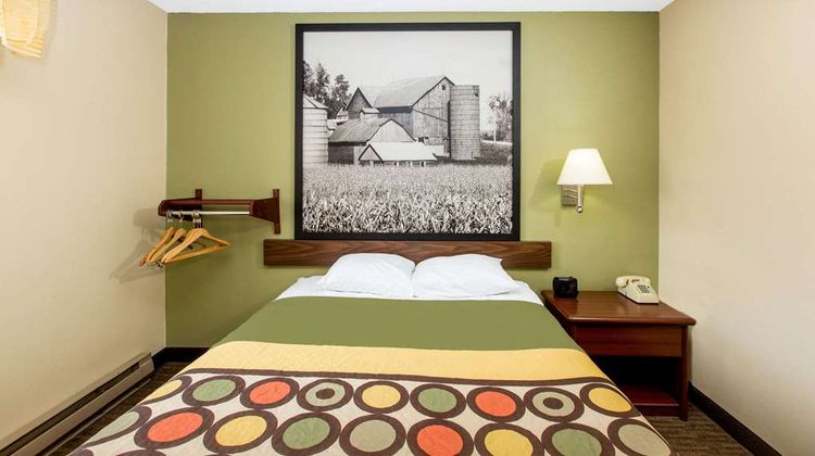 Super 8 Fairmont Room