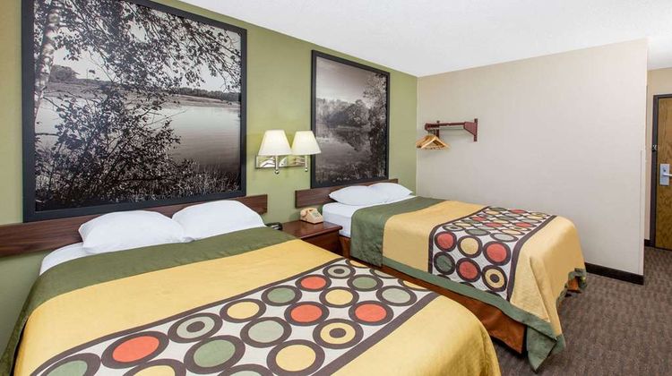 Super 8 Fairmont Room