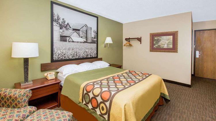Super 8 Fairmont Room