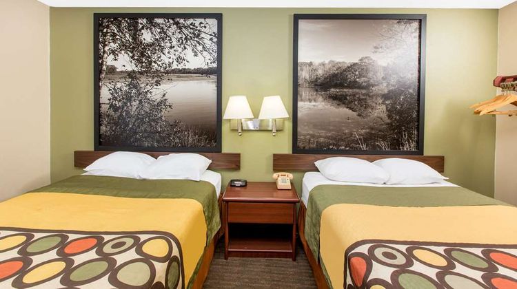 Super 8 Fairmont Room
