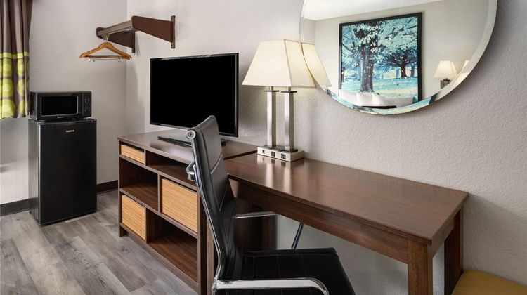 Super 8 Latham/Albany Troy Area Suite