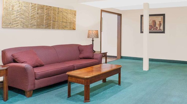 Super 8 Middletown Lobby