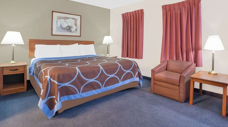 Super 8 Middletown Suite