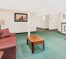 Super 8 Middletown Lobby