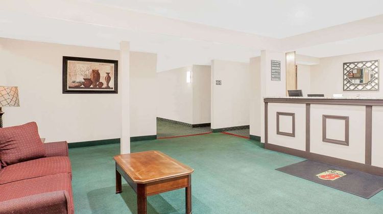 Super 8 Middletown Lobby