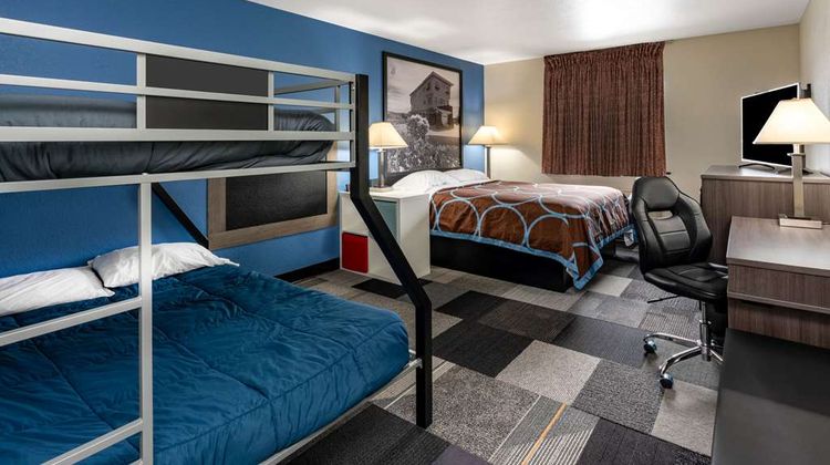 Super 8 Spokane Valley Suite