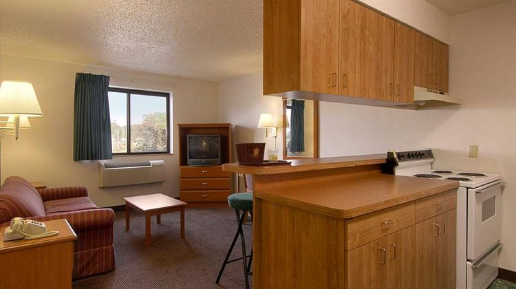 Super 8 Pulaski Suite