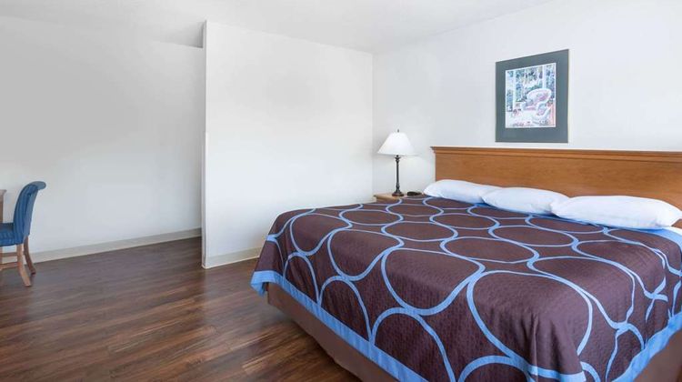 Super 8 Kingston Room