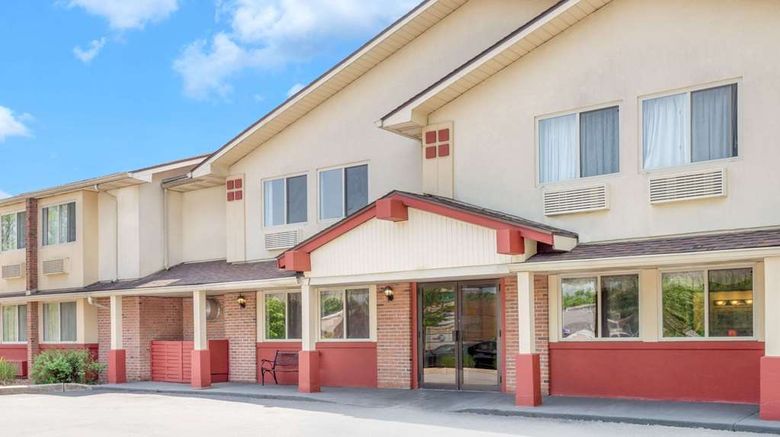 <b>Super 8 Kingston Exterior</b>. Images powered by <a href="https://iceportal.shijigroup.com/" title="IcePortal" target="_blank">IcePortal</a>.