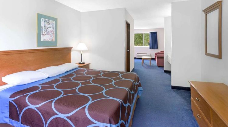 Super 8 Kingston Room