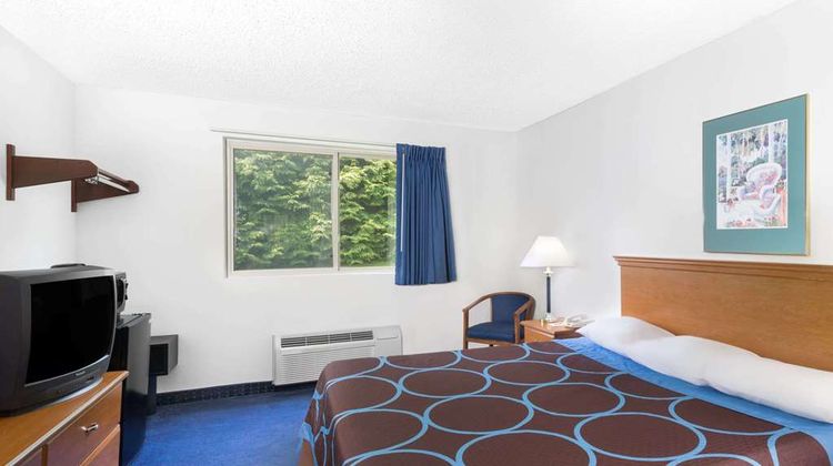 Super 8 Kingston Room