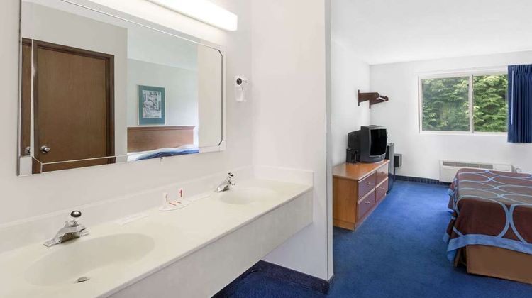 Super 8 Kingston Room