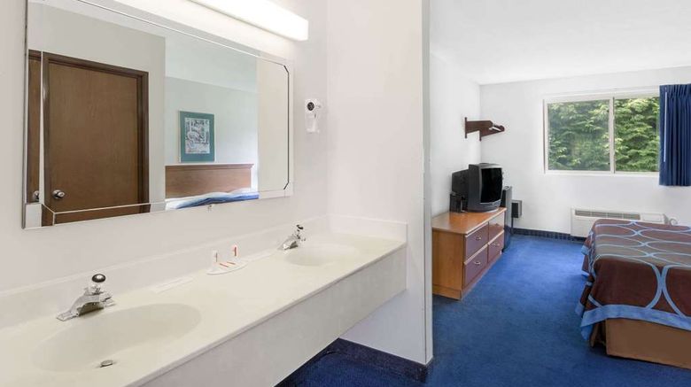 <b>Super 8 Kingston Room</b>. Images powered by <a href="https://iceportal.shijigroup.com/" title="IcePortal" target="_blank">IcePortal</a>.