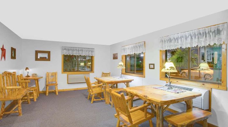 <b>Super 8 Lake George/Warrensburg Area Lobby</b>. Images powered by <a href="https://iceportal.shijigroup.com/" title="IcePortal" target="_blank">IcePortal</a>.