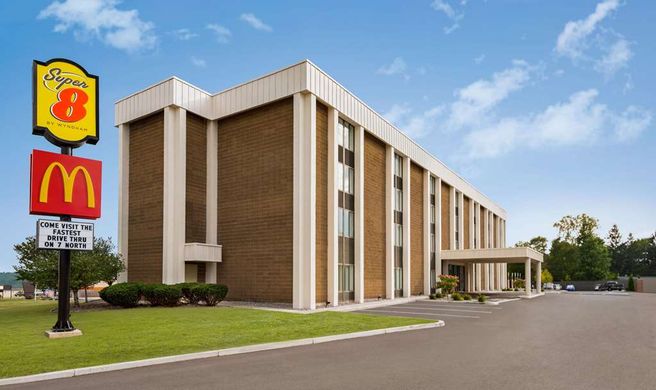 Super 8 Liverpool/ Syracuse Area Exterior
