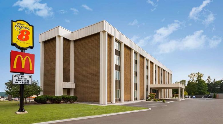 Super 8 Liverpool/ Syracuse Area Exterior. Images powered by <a href="https://iceportal.shijigroup.com" target="_blank" rel="noopener">Ice Portal</a>.