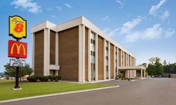 Super 8 Liverpool/ Syracuse Area