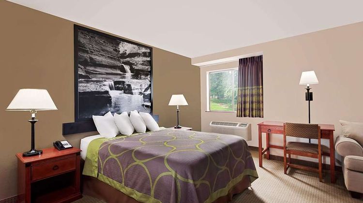 Super 8 Ithaca Room