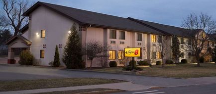 Super 8 Ithaca Exterior