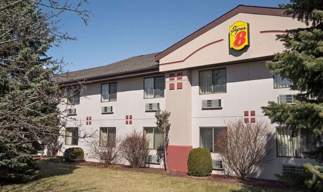 Super 8 Ithaca Exterior