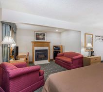 Super 8 Monroe Room