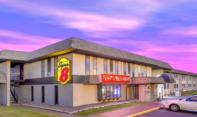Super 8 Windsor/Madison North Exterior