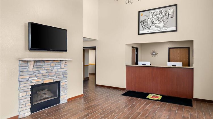 Super 8 La Crosse Lobby
