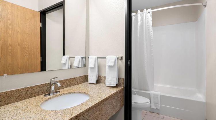 Super 8 La Crosse Suite