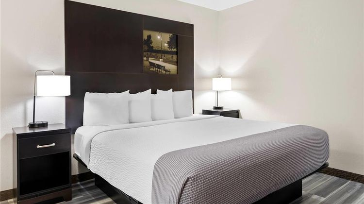 Super 8 La Crosse Suite