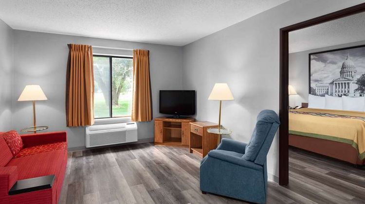 Super 8 Sun Prairie/Madison E Suite