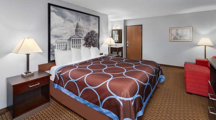 Super 8 Sun Prairie/Madison E Suite
