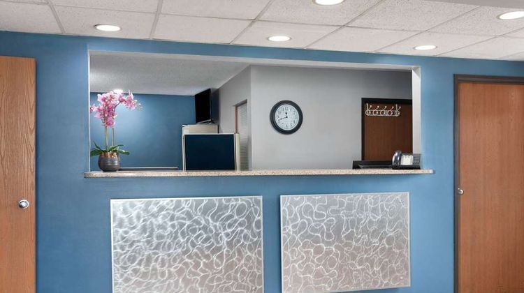Super 8 Sun Prairie/Madison E Lobby
