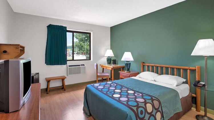 Super 8 Ticonderoga Room