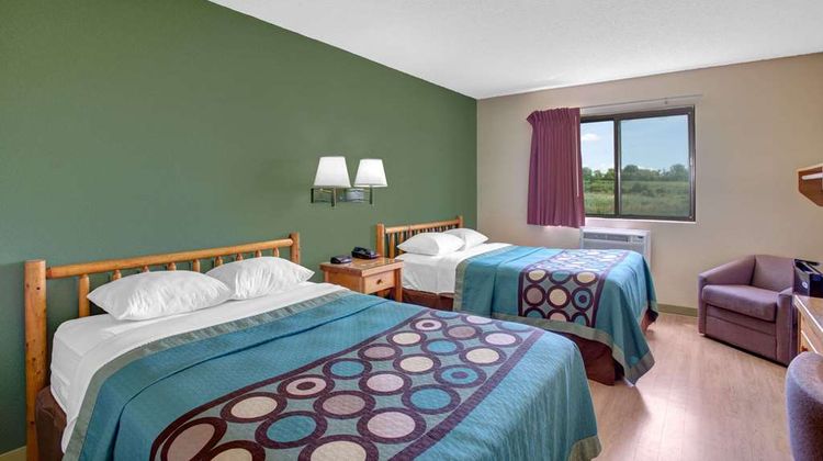 Super 8 Ticonderoga Room