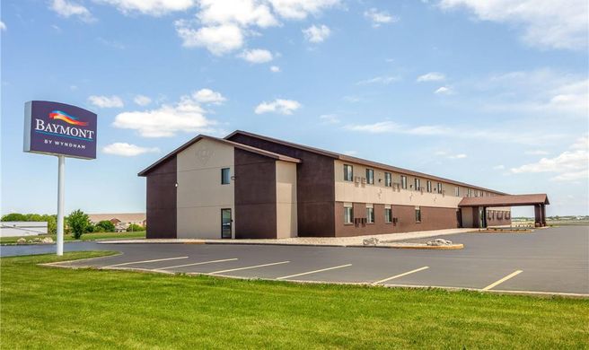 Baymont by Wyndham Oshkosh Airport Exterior