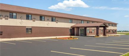 Baymont by Wyndham Oshkosh Airport Exterior
