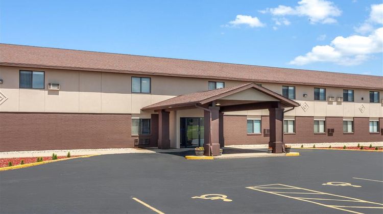 Baymont by Wyndham Oshkosh Airport Exterior