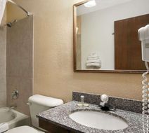 Super 8 New Castle Room