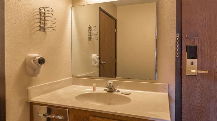 Super 8 Hartford Room