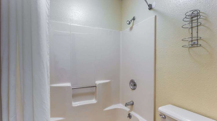 Super 8 Hartford Room