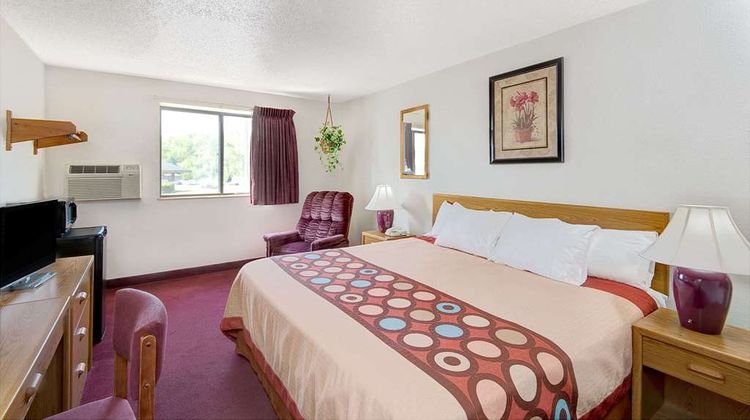 Super 8 Waynesburg Suite
