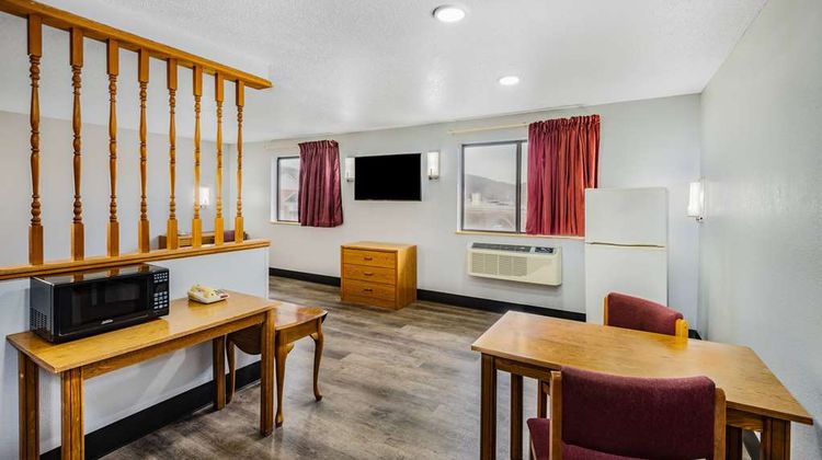 Super 8 Waynesburg Suite